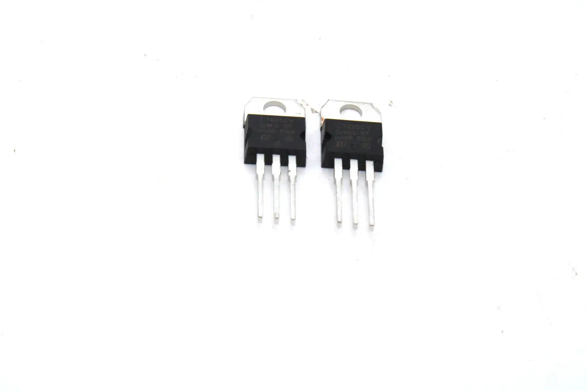 L7805 Voltage Regulator IC (Pack of 2)